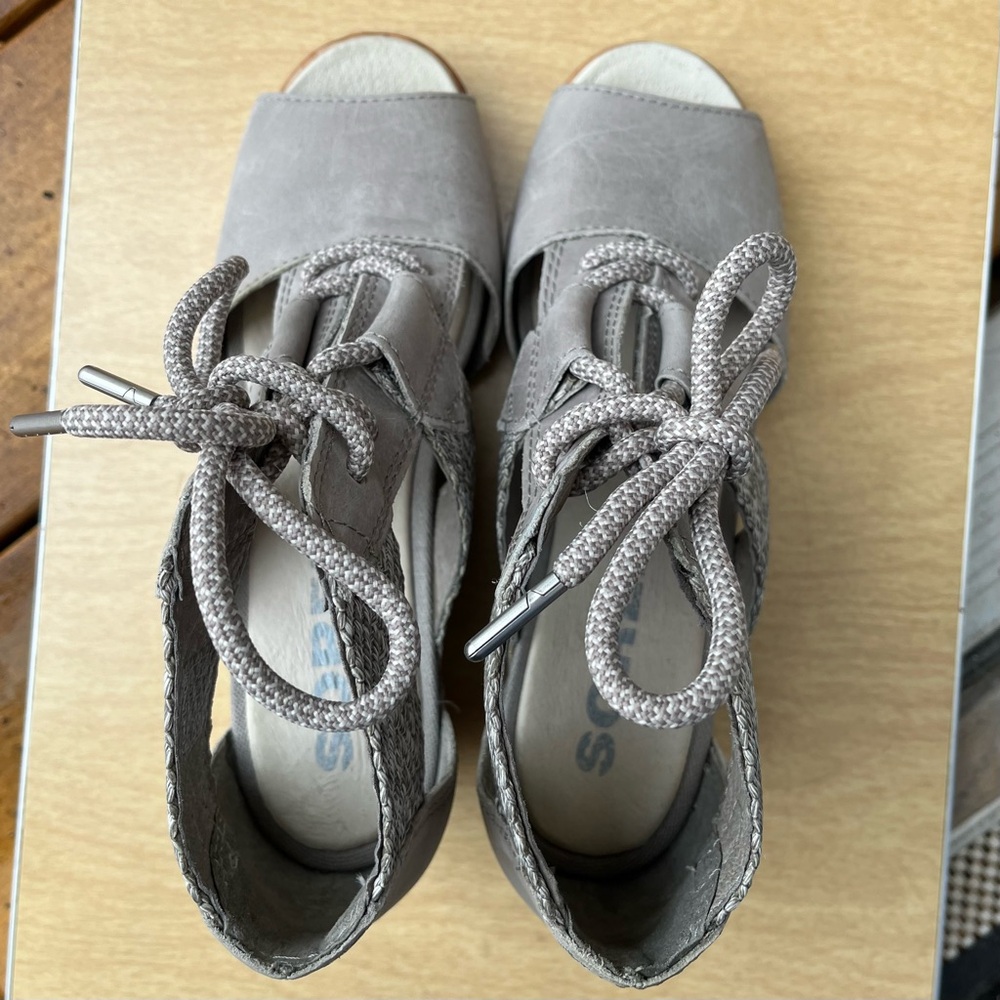 Sorel Wm’s Joanie Lace Up Leather & Canvas Wedge Sandals In Gray Sz 8 - Picture 11 of 16